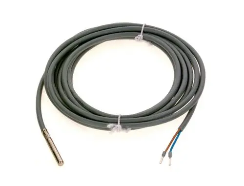 Sensor mit einem grauen Kabel, einem metallischen Ende und zwei abisolierten Drähten, produziert von Bosch. Geeignet für Temperaturmessung in verschiedenen Anwendungen.